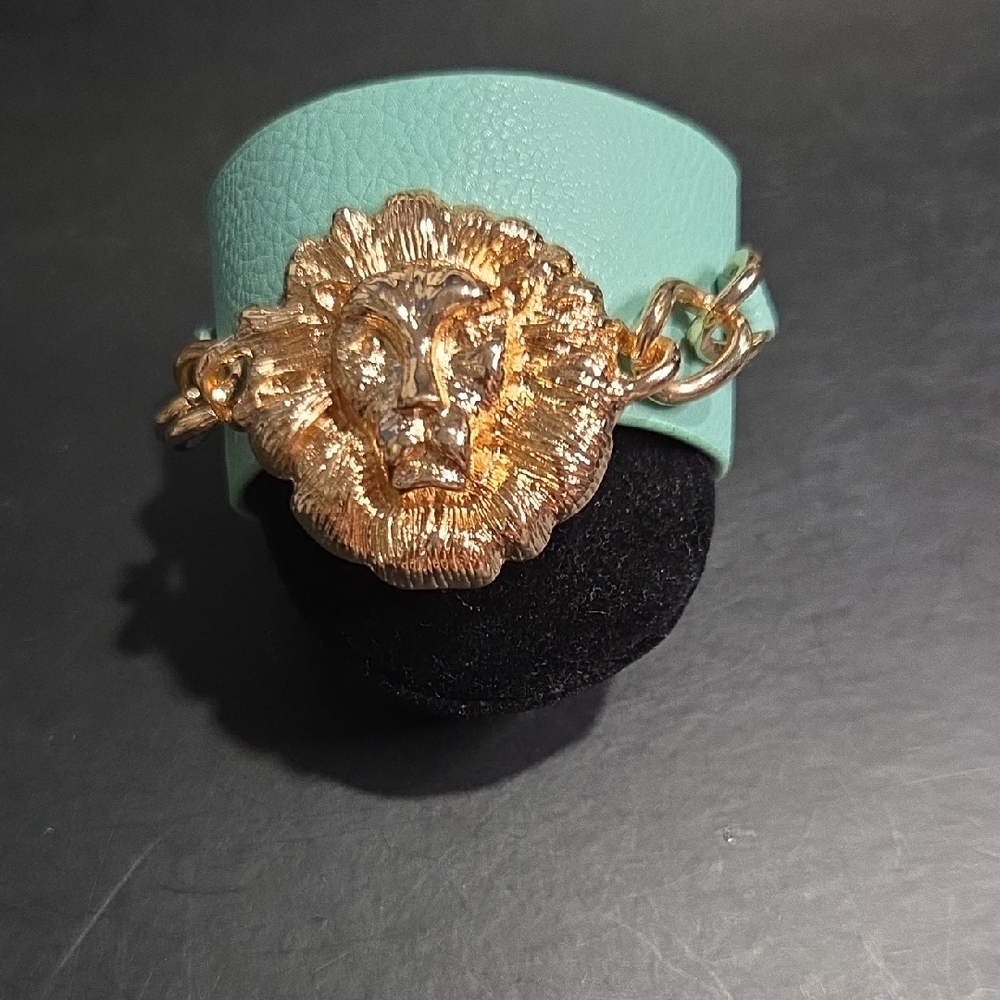 Elegant Gold Lion Head Bracelet in Teal